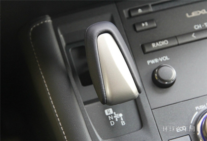 2014款 200h 1.8L 自动 领先版（双色）